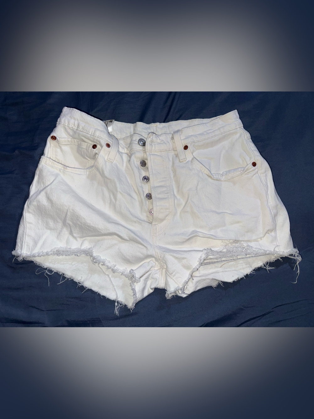 High-Waist White Levi’s shorts - Picture 2 of 7